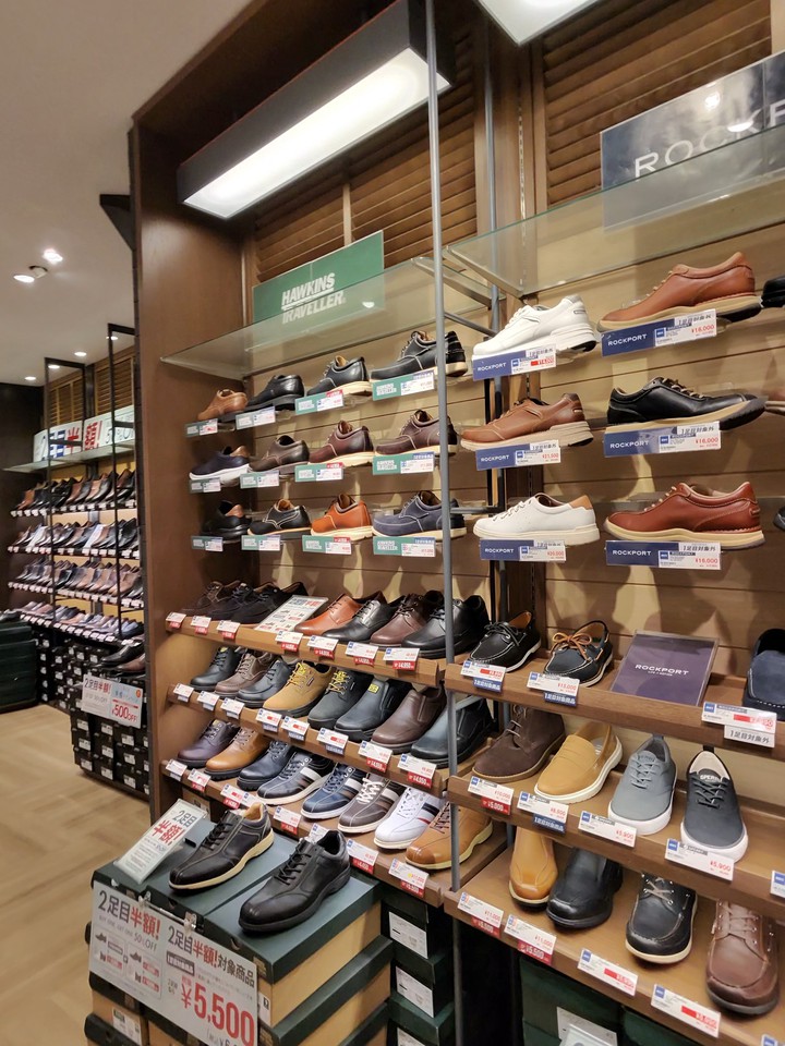ABC-MART店舗の店内
