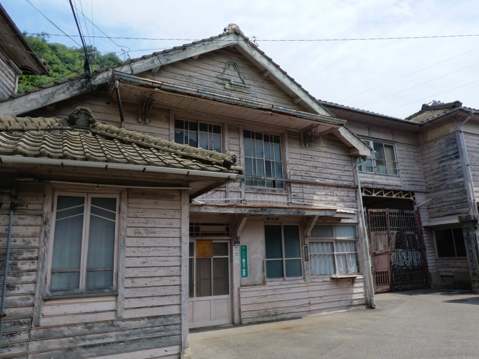 右奥の工房。これも歴史的な建造物。