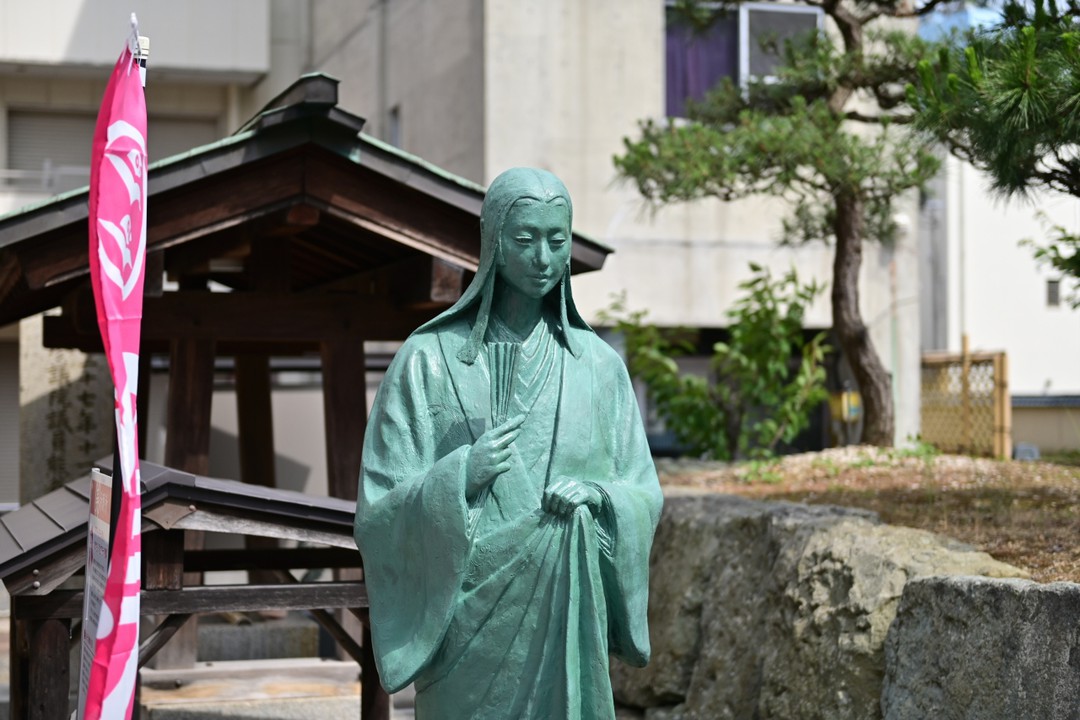 境内にはお市の方の像が