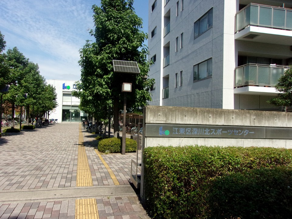 奥に建物があります。