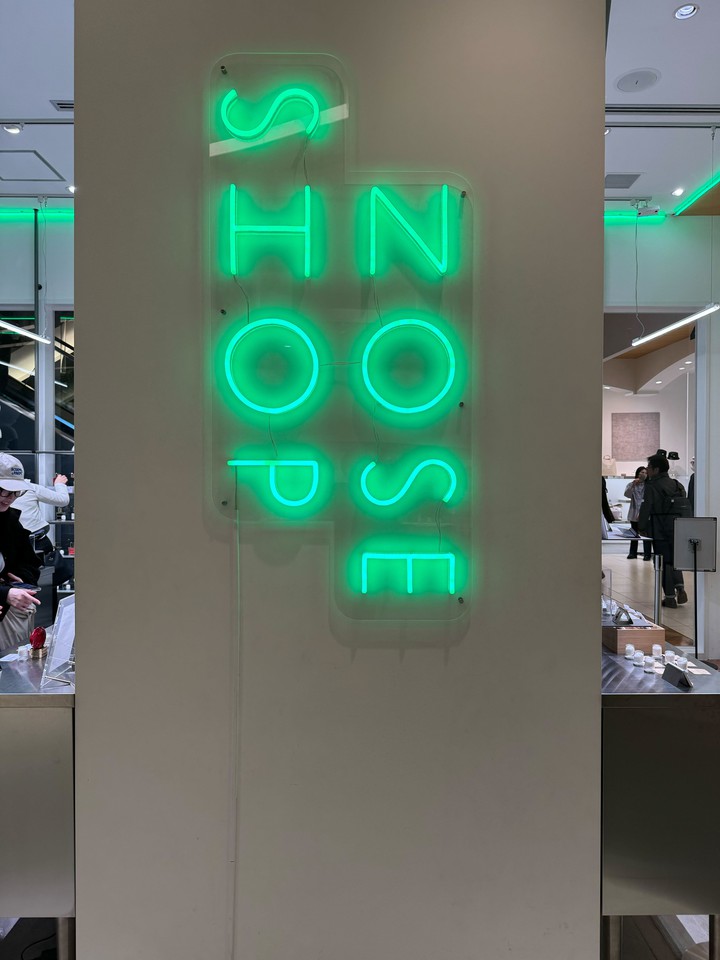 店内の壁には「NOSESHOP」のネオン文字が輝いています。