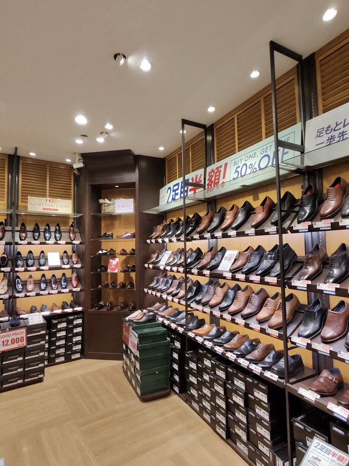 ABC-MART店舗のスニーカーの棚