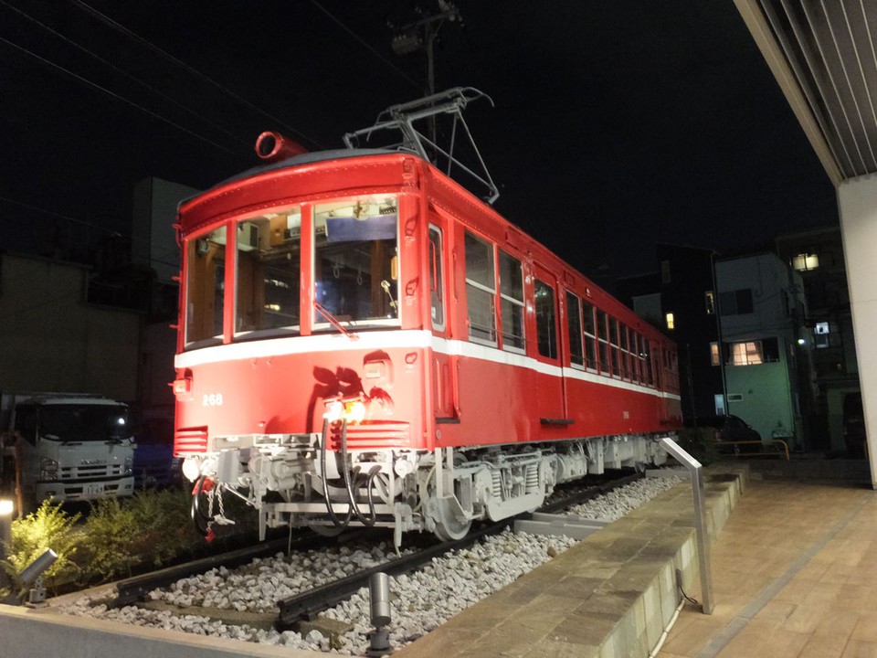店頭の京急電車