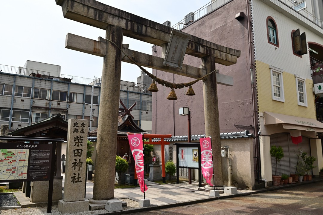 神社は福井駅にほど近い街中にある