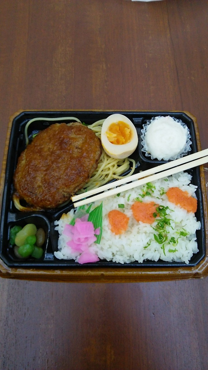 私が選んだ和風ハンバーグ弁当、５８０円。