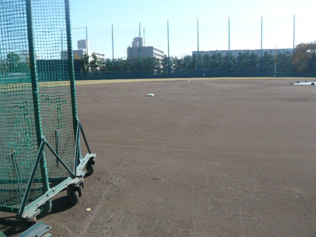 ロッテ浦和球場の外野とバックスクリーンです。　東向きです。