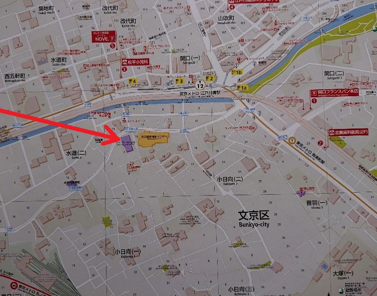 江戸川橋体育館は、神田川の古川橋を渡ってすぐの場所にあります