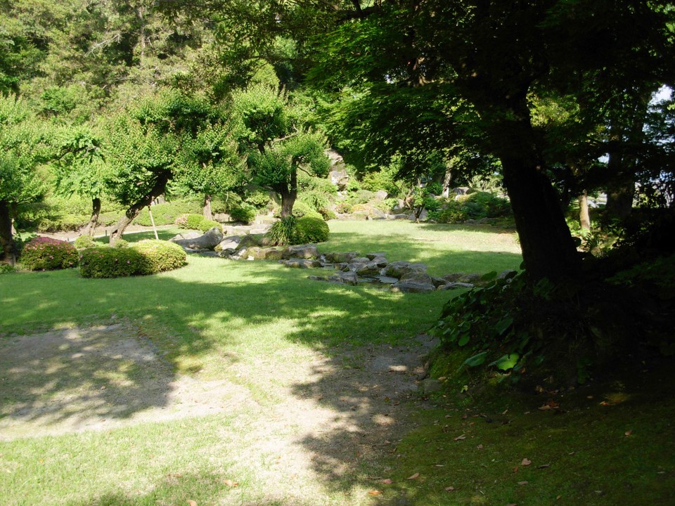 ちょっとした芝生の公園と思ったけど