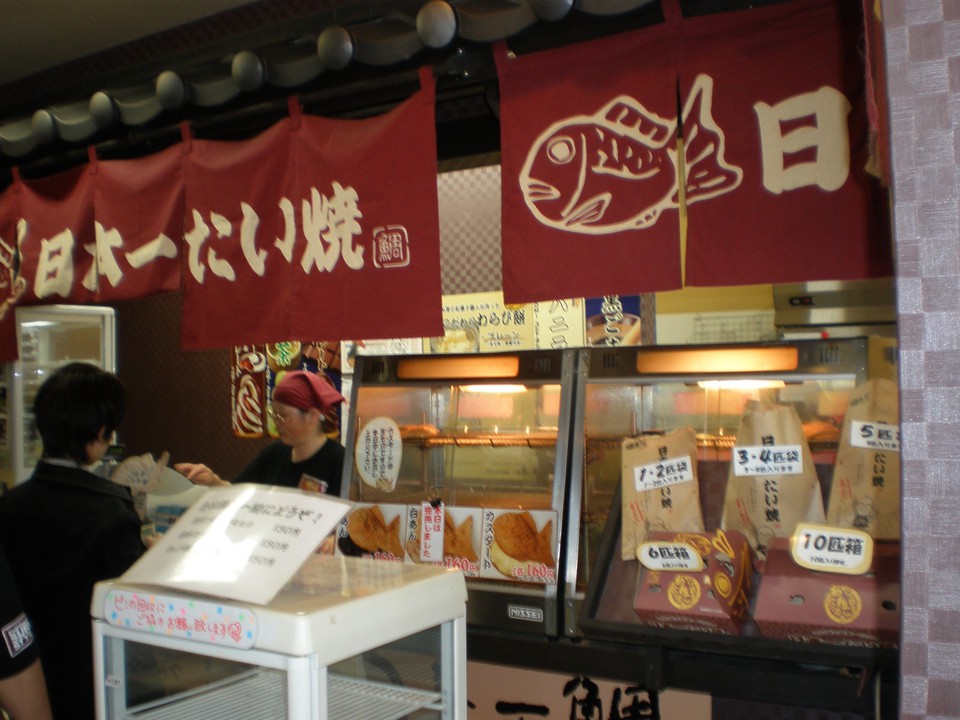 狭いが椅子がおいてある。