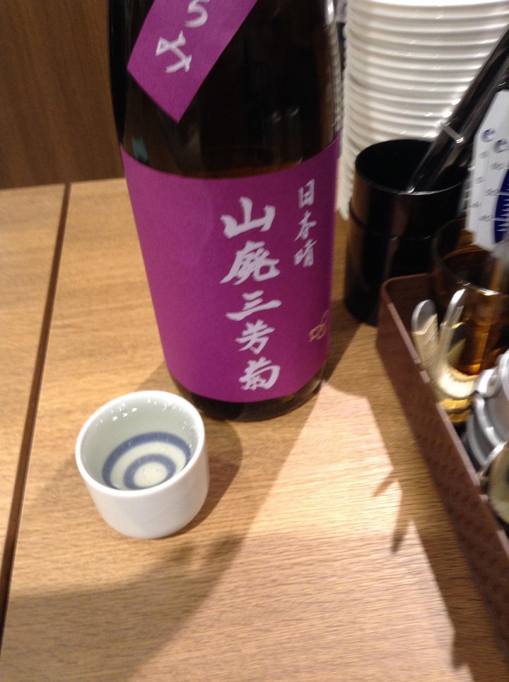 数種類の日本酒を1杯3～400円で楽しめます。