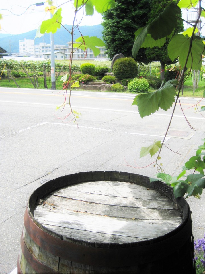 ワイン樽と葡萄