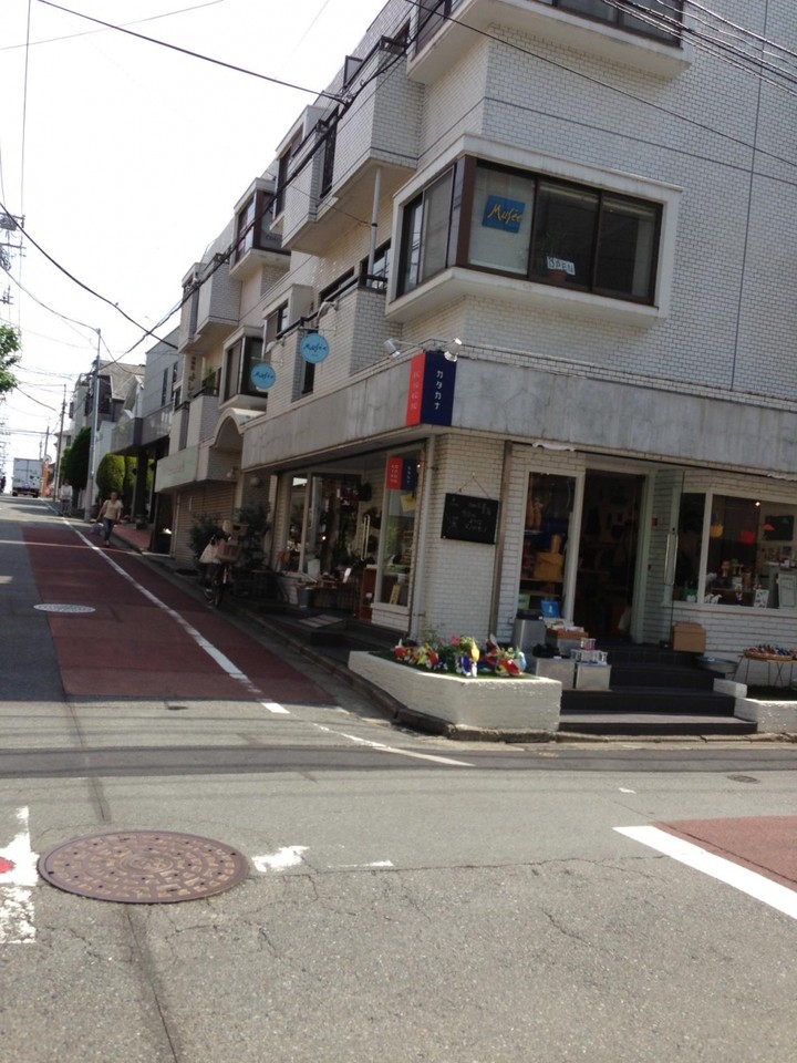 カタカナの店舗外観。