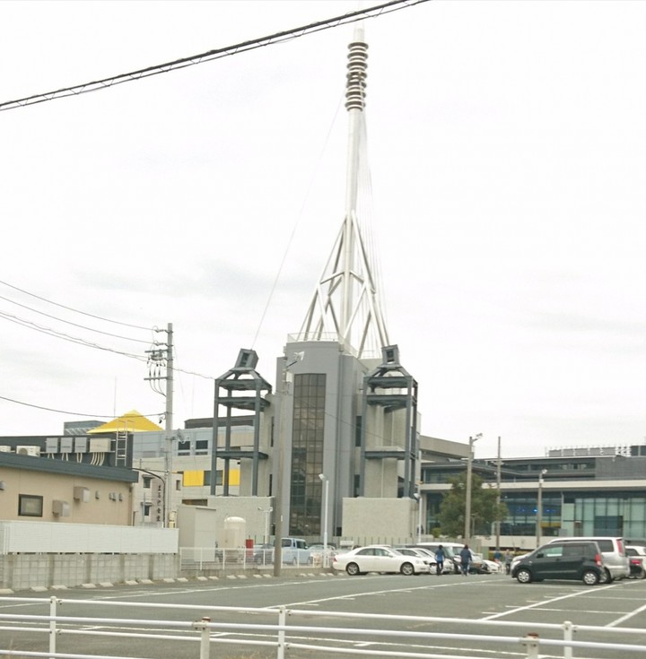 駐車場から競艇場に入る中央ゲートタワー