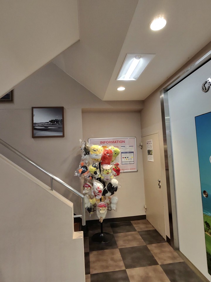 Victoria Golfの店舗の店内階段