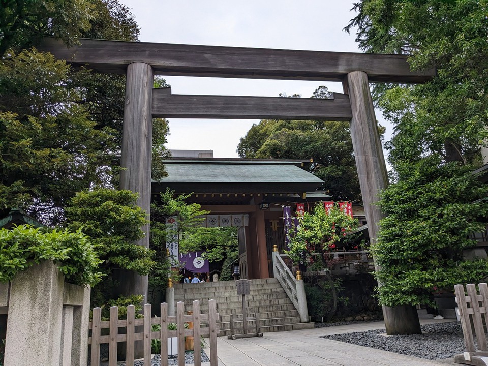 鳥居も厳か