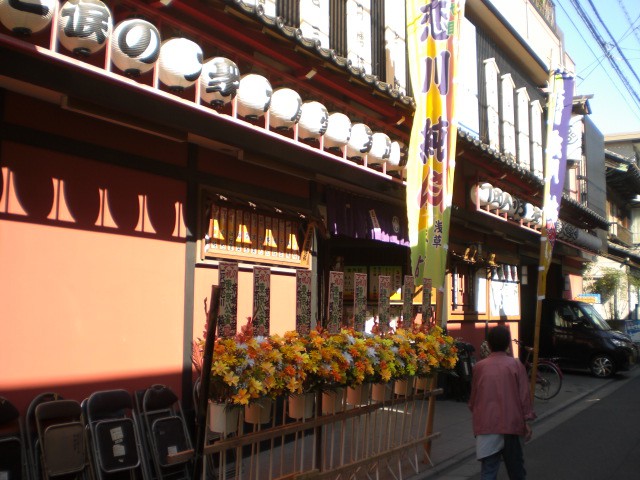 篠原演芸場の入口付近の様子です。花が多数、飾られています。