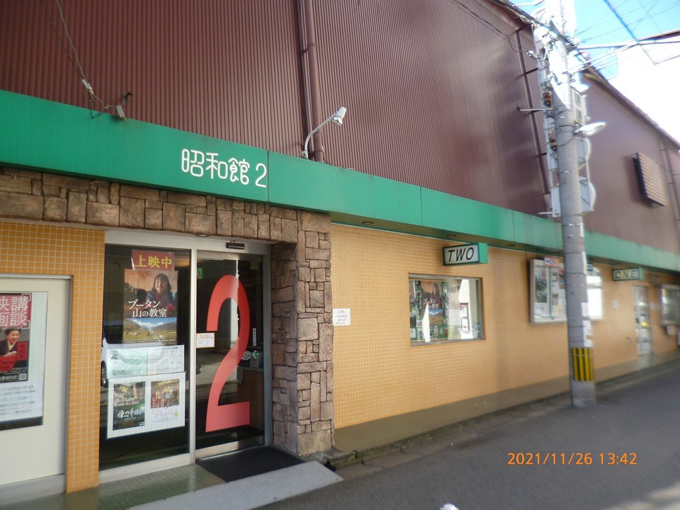 映画館の前