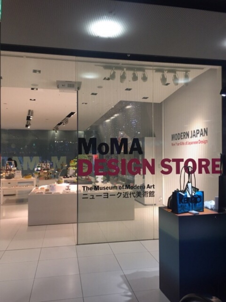 モマデザインストア表参道の外観画像。