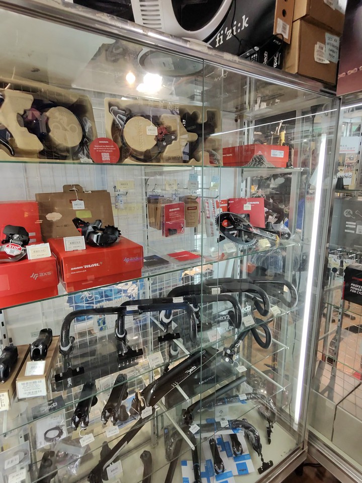 Y'sRoadの店内の商品棚