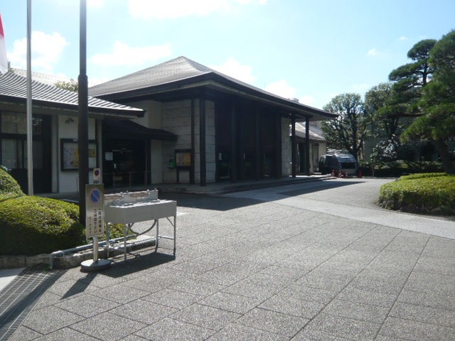 国立能楽堂の正面玄関です。落ち着いた雰囲気の建物です。