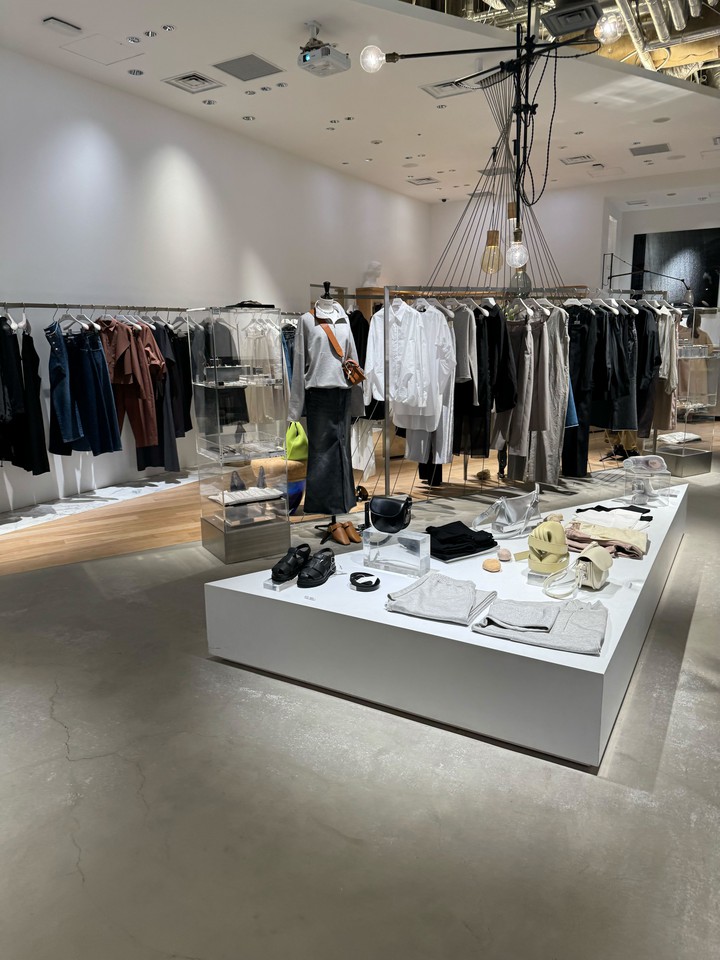 アストラットの服とアクセサリーが並ぶスタイリッシュな店内風景。