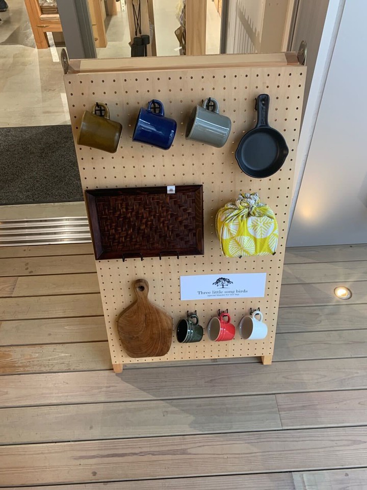 【実際に撮影してきた】Three little song birdsの前の看板には実際のマグカップが展示されている