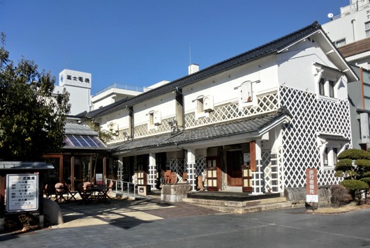 りんご並木にある三連倉蔵、この横にあるカフェがすごく良い　