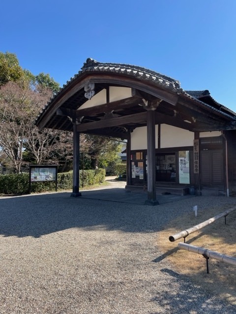 郡山城の本丸跡にあります