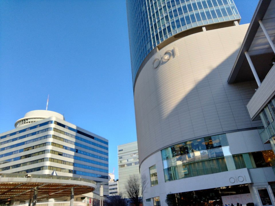 左に交通会館、正面に丸井
