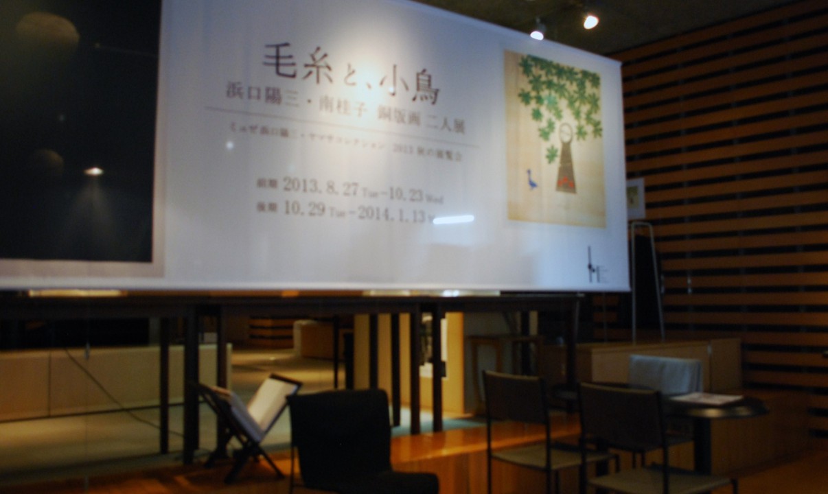 内部、手前はテーブル５卓ほどのカフェ