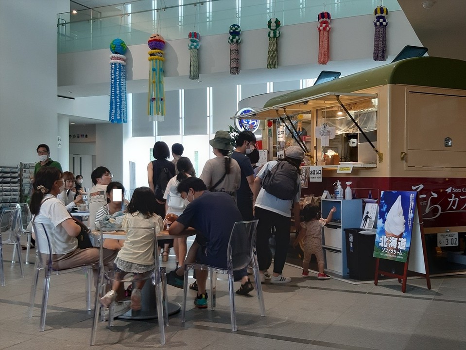 軽食コーナーや…、