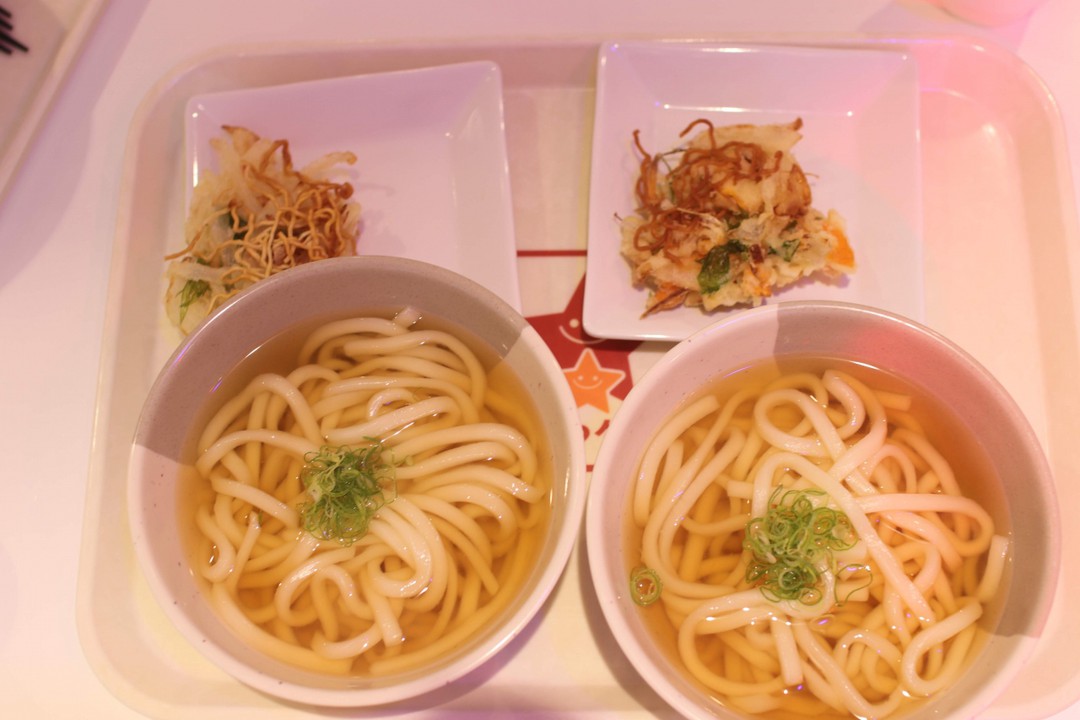 フードコートのうどん。大人にはちょっと好みの分かれる味かも。