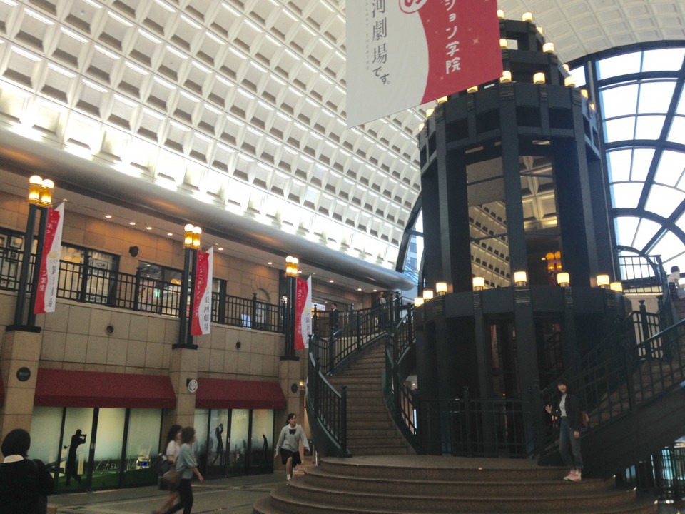 銀河劇場が入るビル