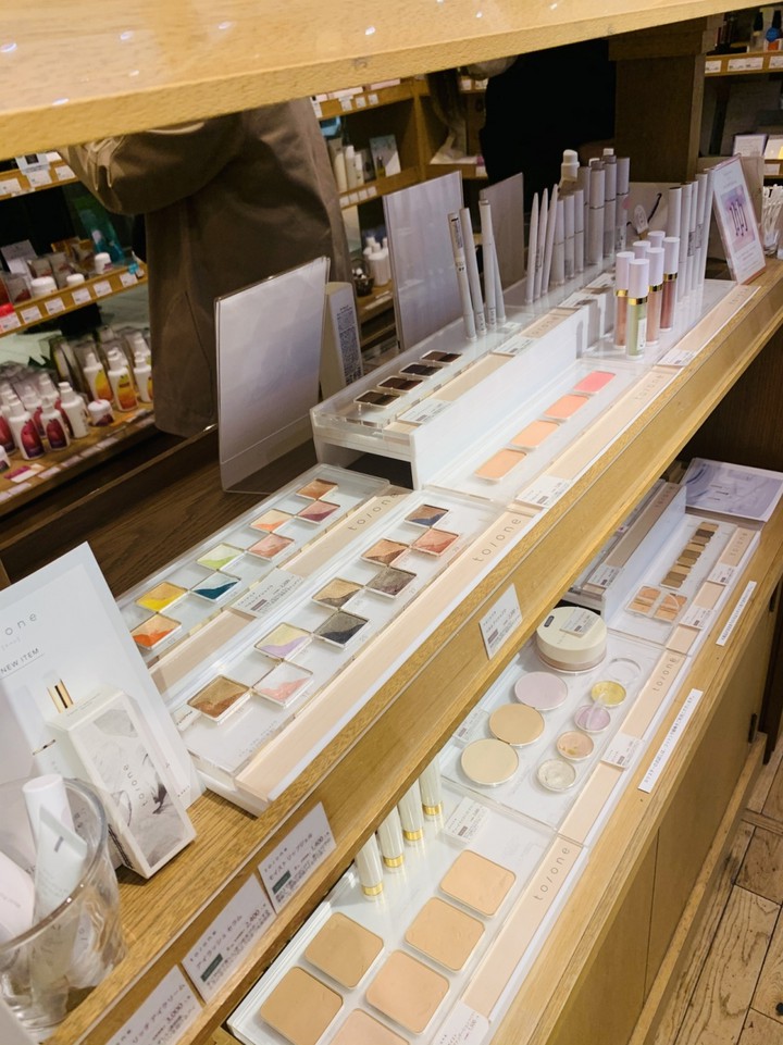 コスメキッチンルミネ有楽町の内観画像。