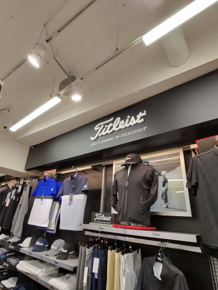 Victoria Golfの店舗の店内のゴルフ商品