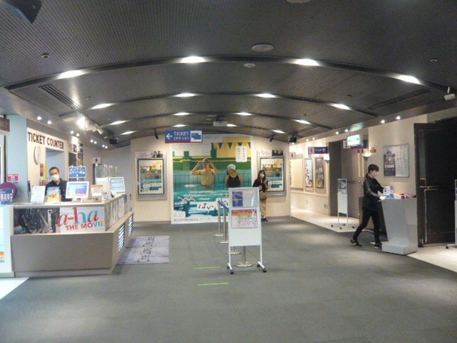 シネ・リーブルの受付カウンターとロビーです。明るい感じです。