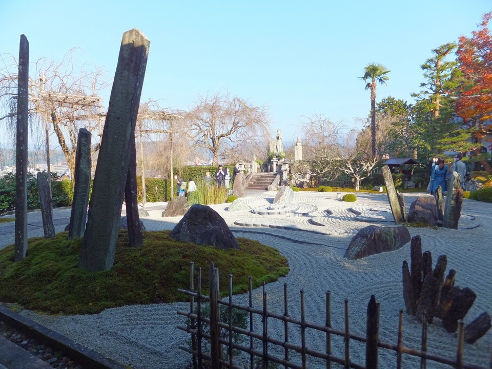 現代アートな奔龍庭