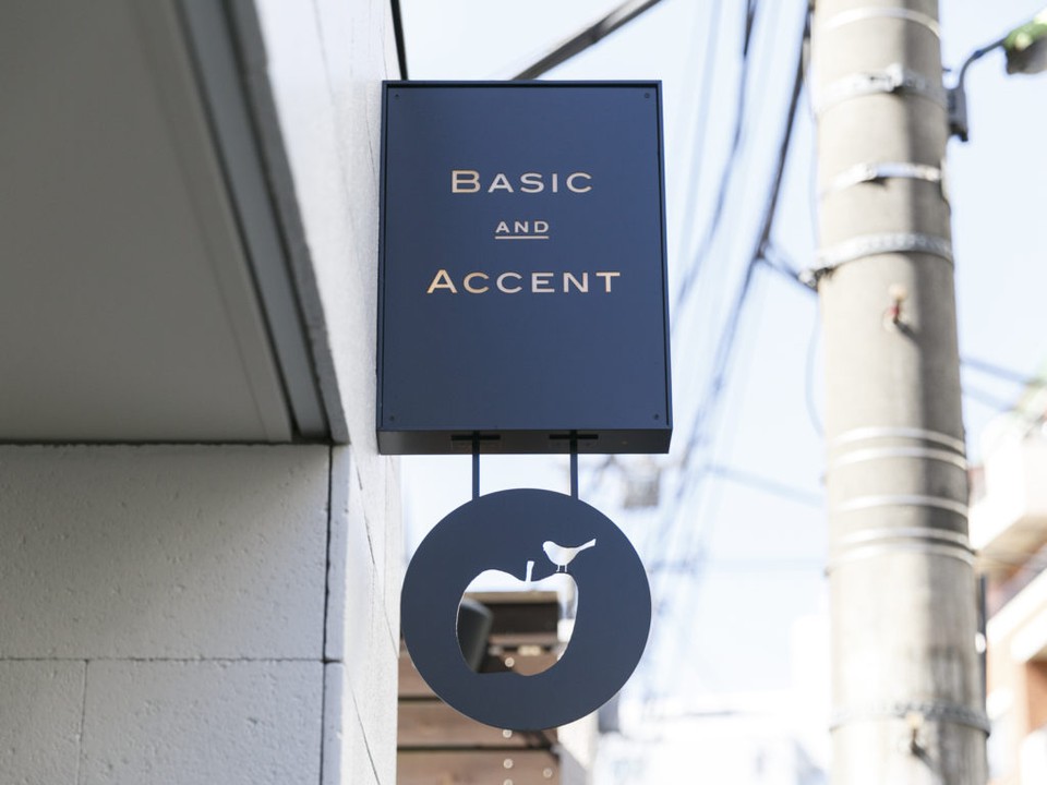 ベーシックアンドアクセント自由が丘店の外観画像。