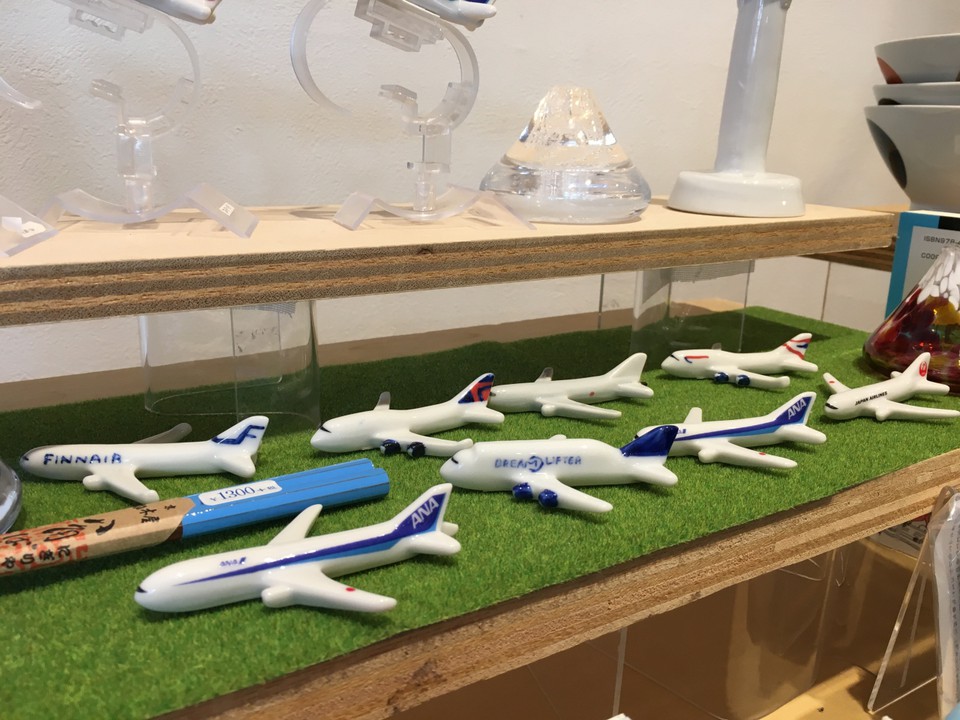 さまざまなミニチュアの飛行機が並べて展示されている画像