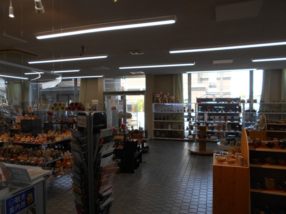 常滑市陶磁器会館内