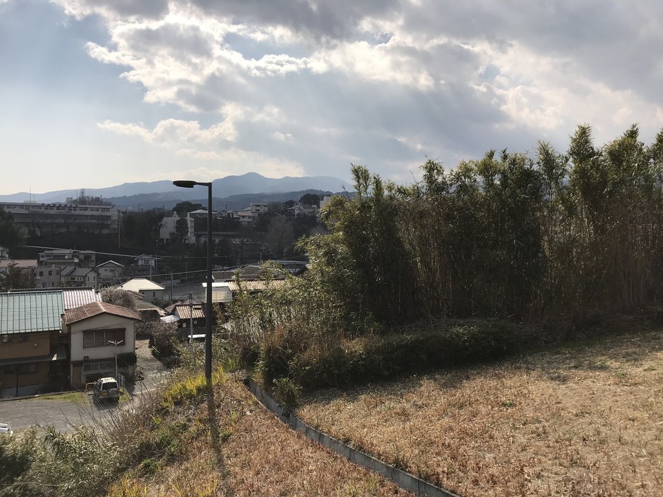 中央部の小山が石垣山