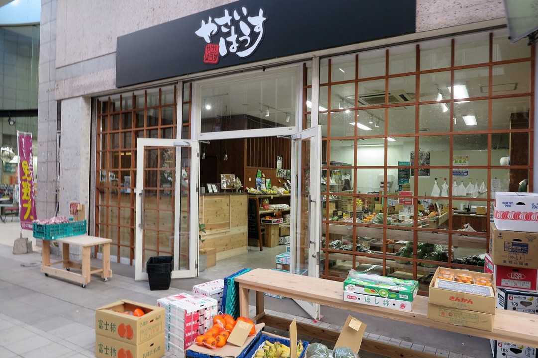 八百屋さん、品出し中