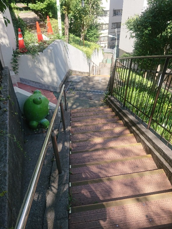 一ツ木公園の東側には、長い階段が赤坂駅方向に続いています。