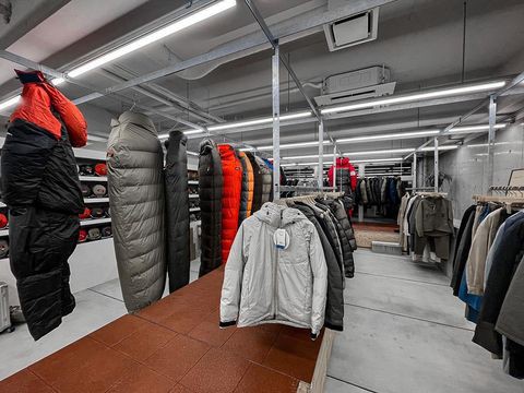 NANGA SHOP SENDAIの店内にシュラフやダウンが展示されている