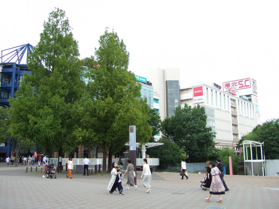 センター南駅を出て右側です
