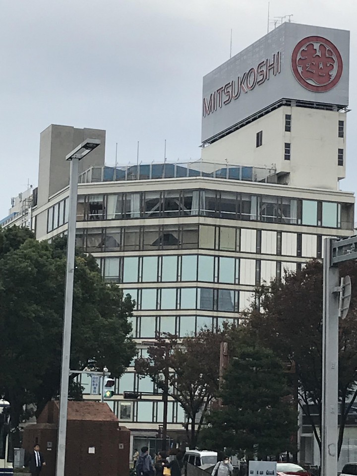 久屋大通り、広小路通り、大津通りに面して建つ老舗百貨店