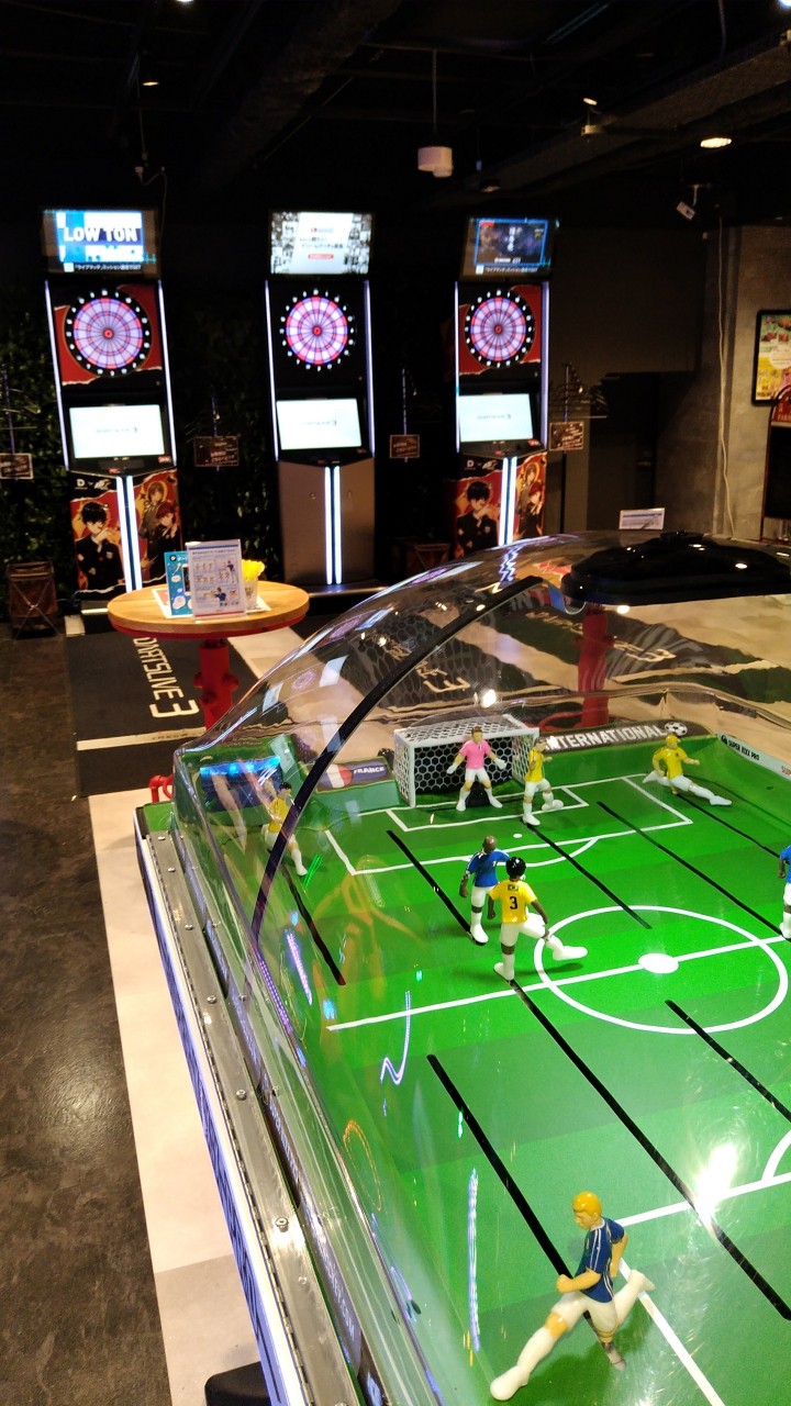 機械仕掛けのサッカーゲームやダーツでも遊べます