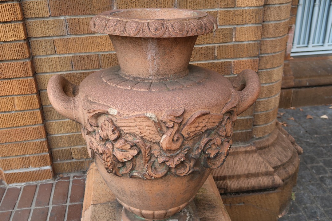 鳥のレリーフのある壺