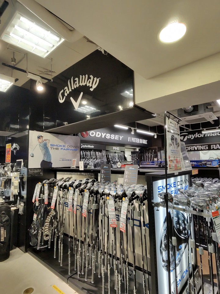 Victoria Golfの店舗の店内のゴルフ商品
