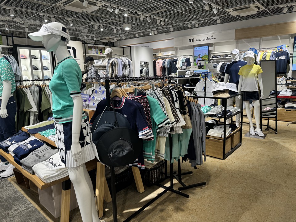 Alpen Tokyoの店内の売り場の様子